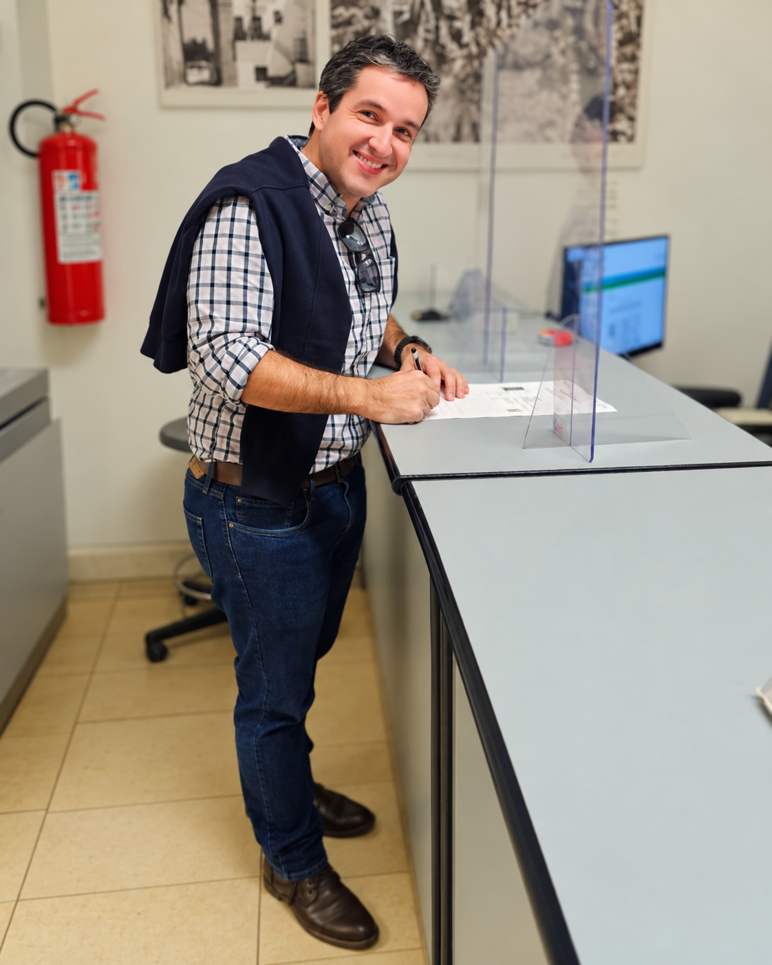Cliente autorizado assinando documentação em atendimento presencial na Itália
