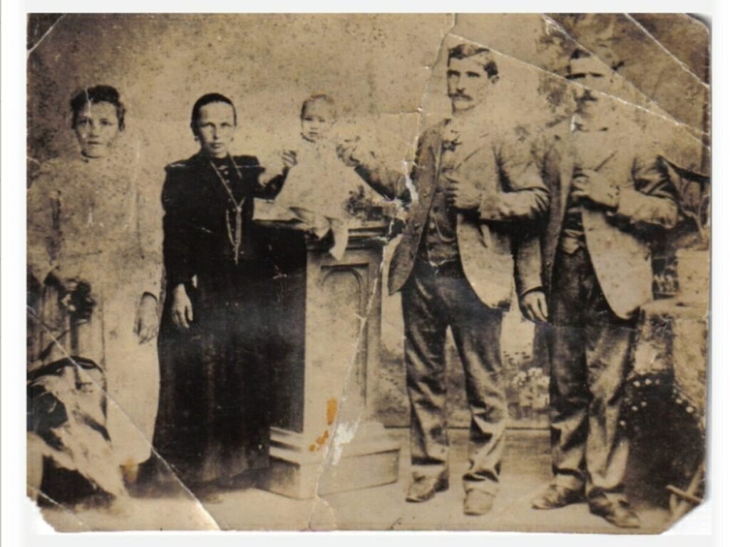 Fotografia histórica de uma família preservada entre gerações