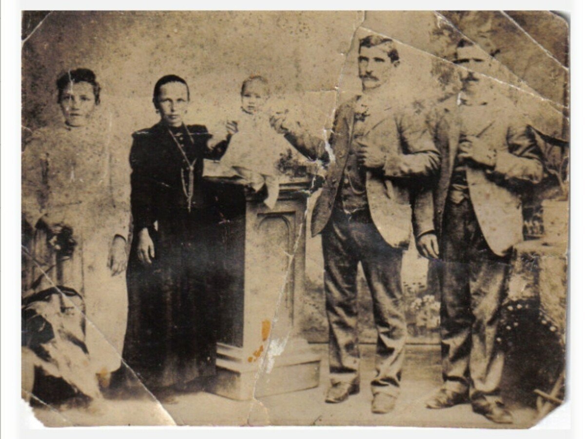 Fotografia histórica de uma família preservada entre gerações