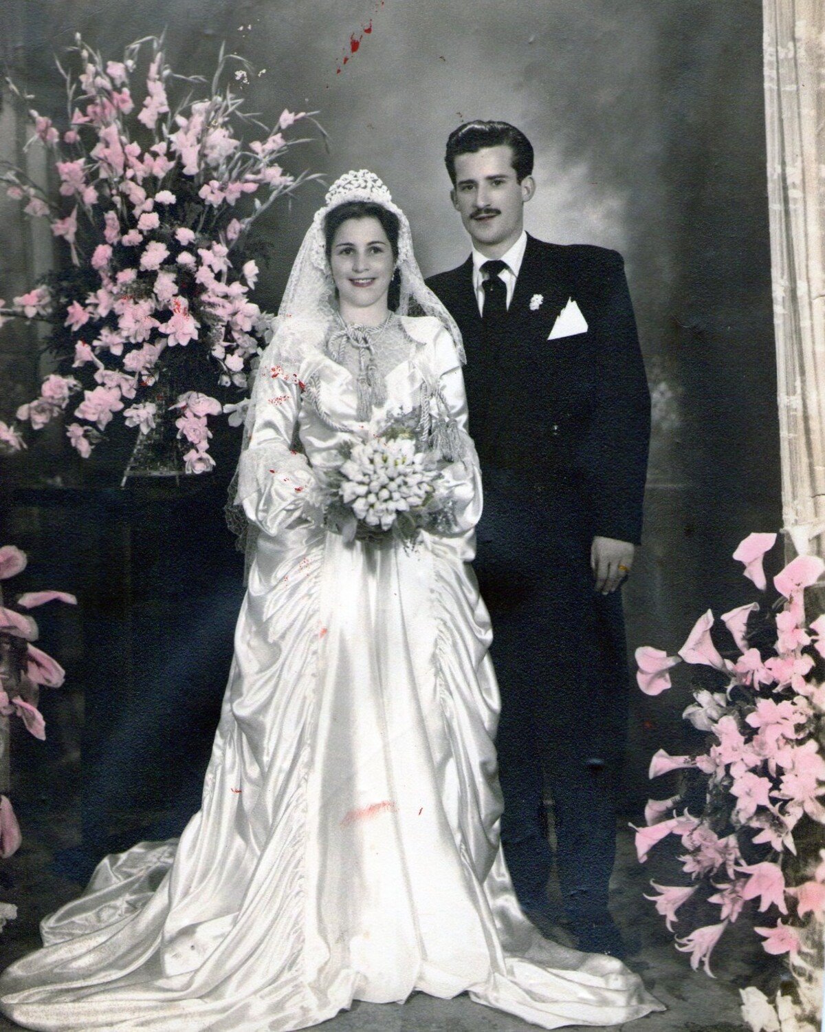 Casal em fotografia histórica de casamento representando a origem familiar