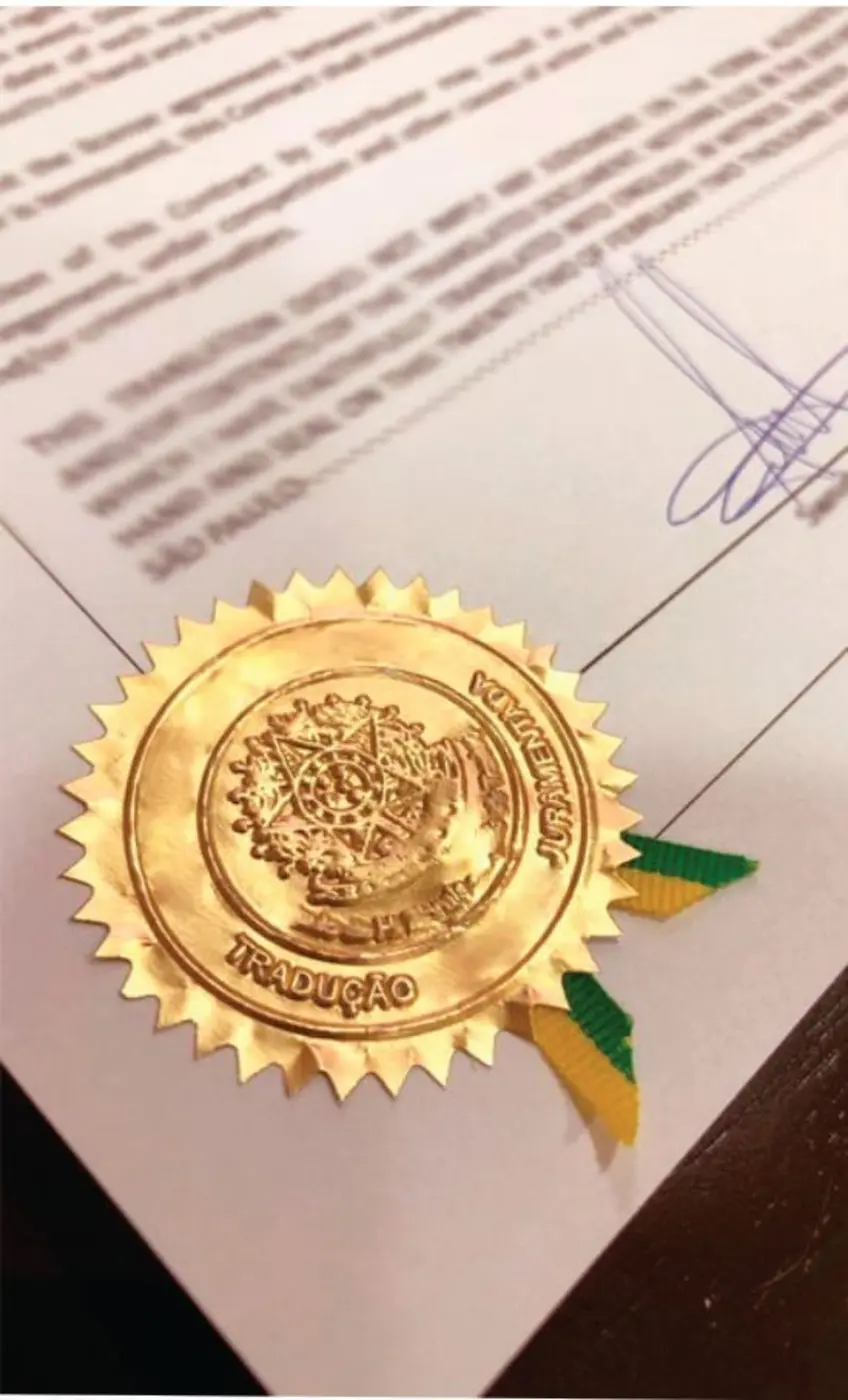 Selo dourado em documento de tradução juramentada